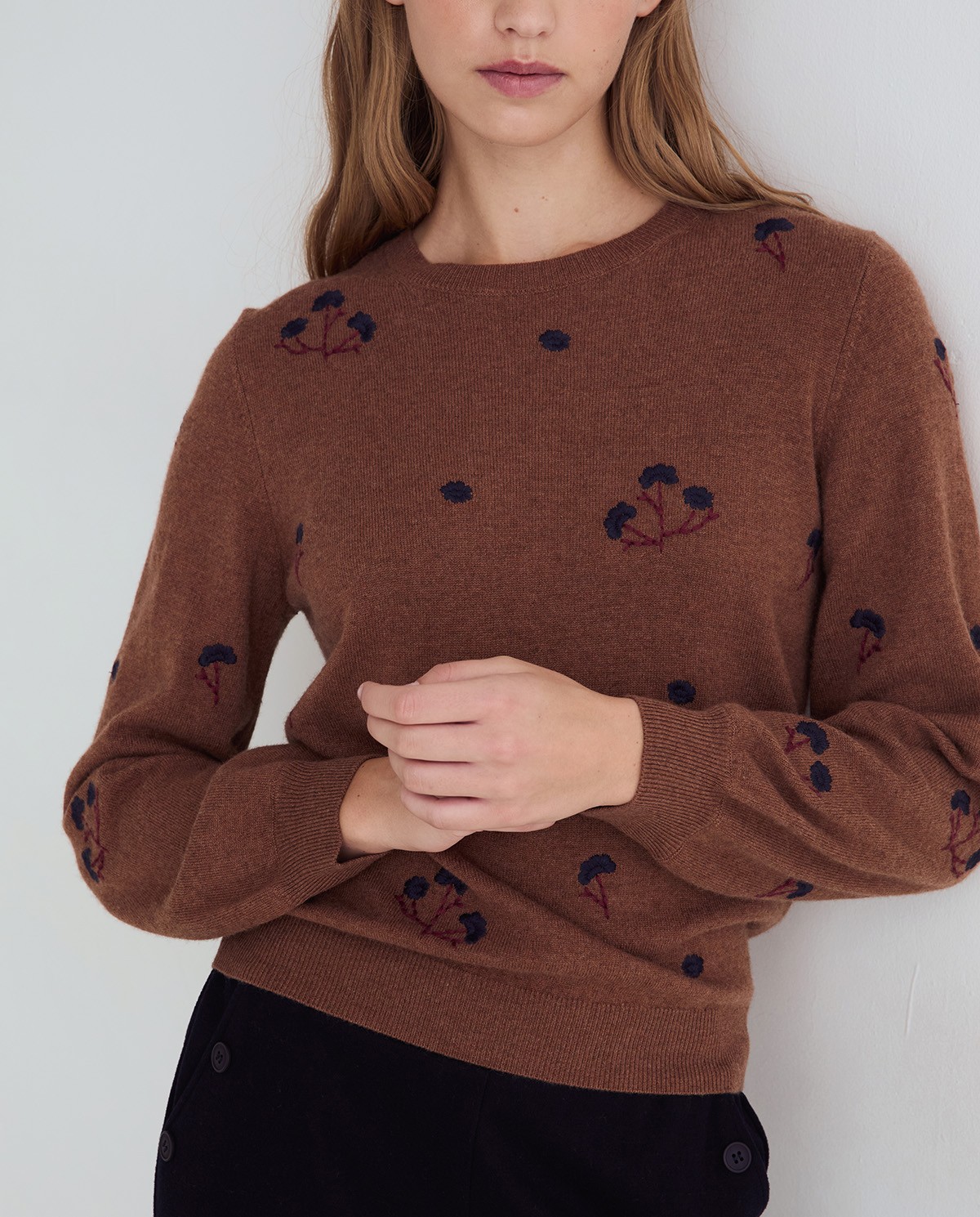Jersey bordado de flores marrón claro