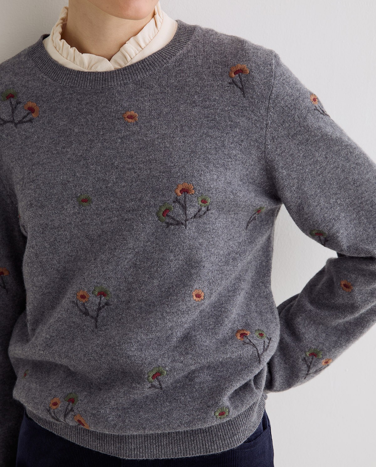 Jersey bordado de flores gris 1