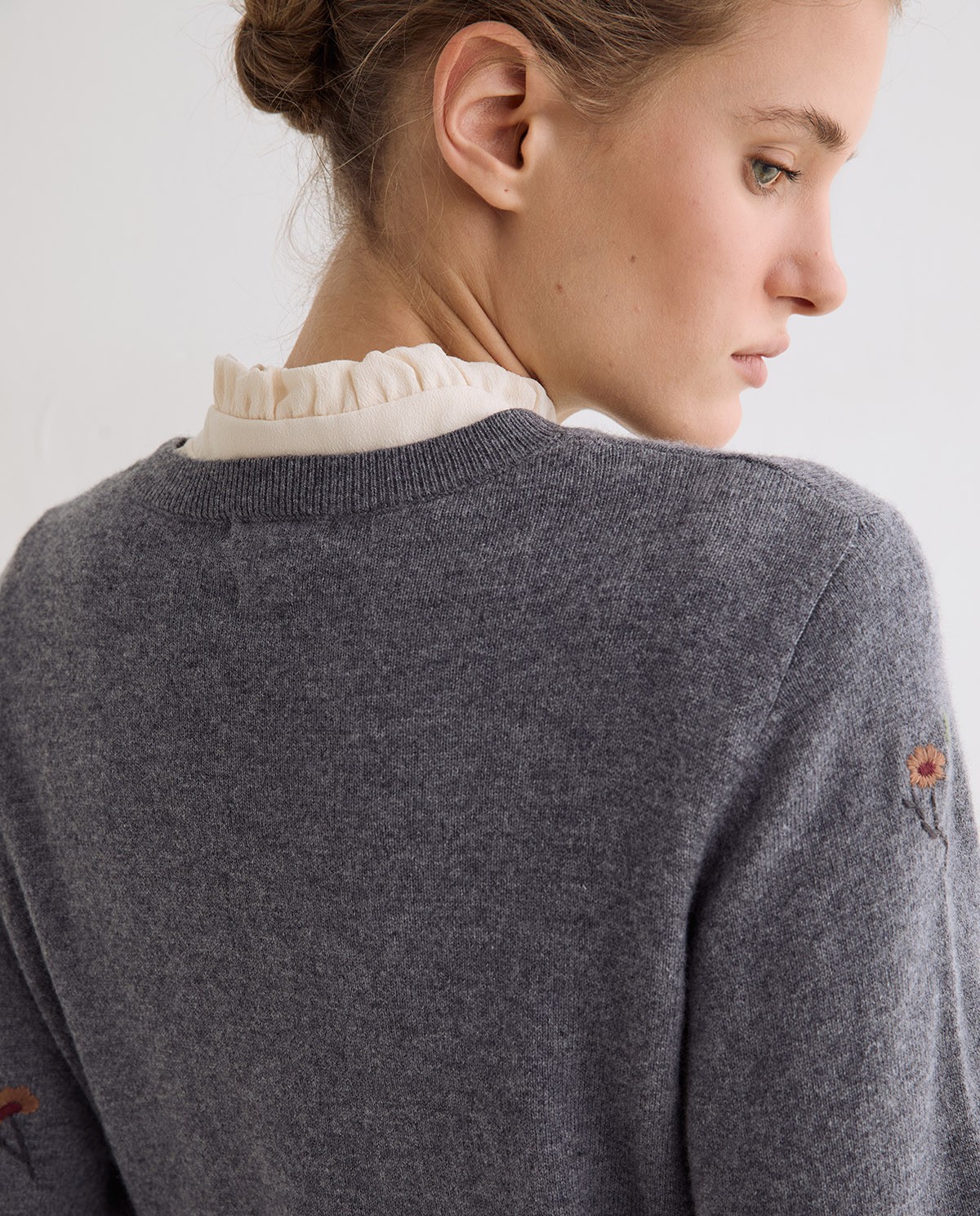Jersey bordado de flores gris 2