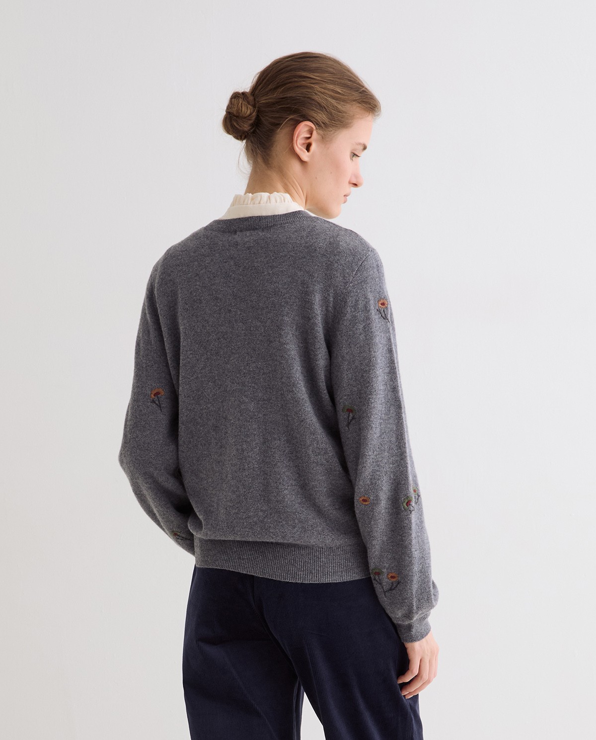 Jersey bordado de flores gris 3