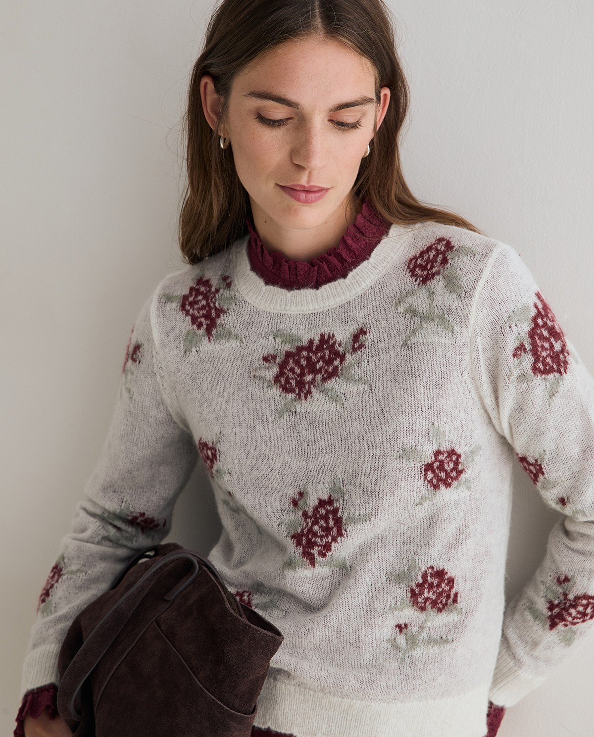 Jersey de punto crudo con flores multicolor, vista frontal con detalle del jacquard
