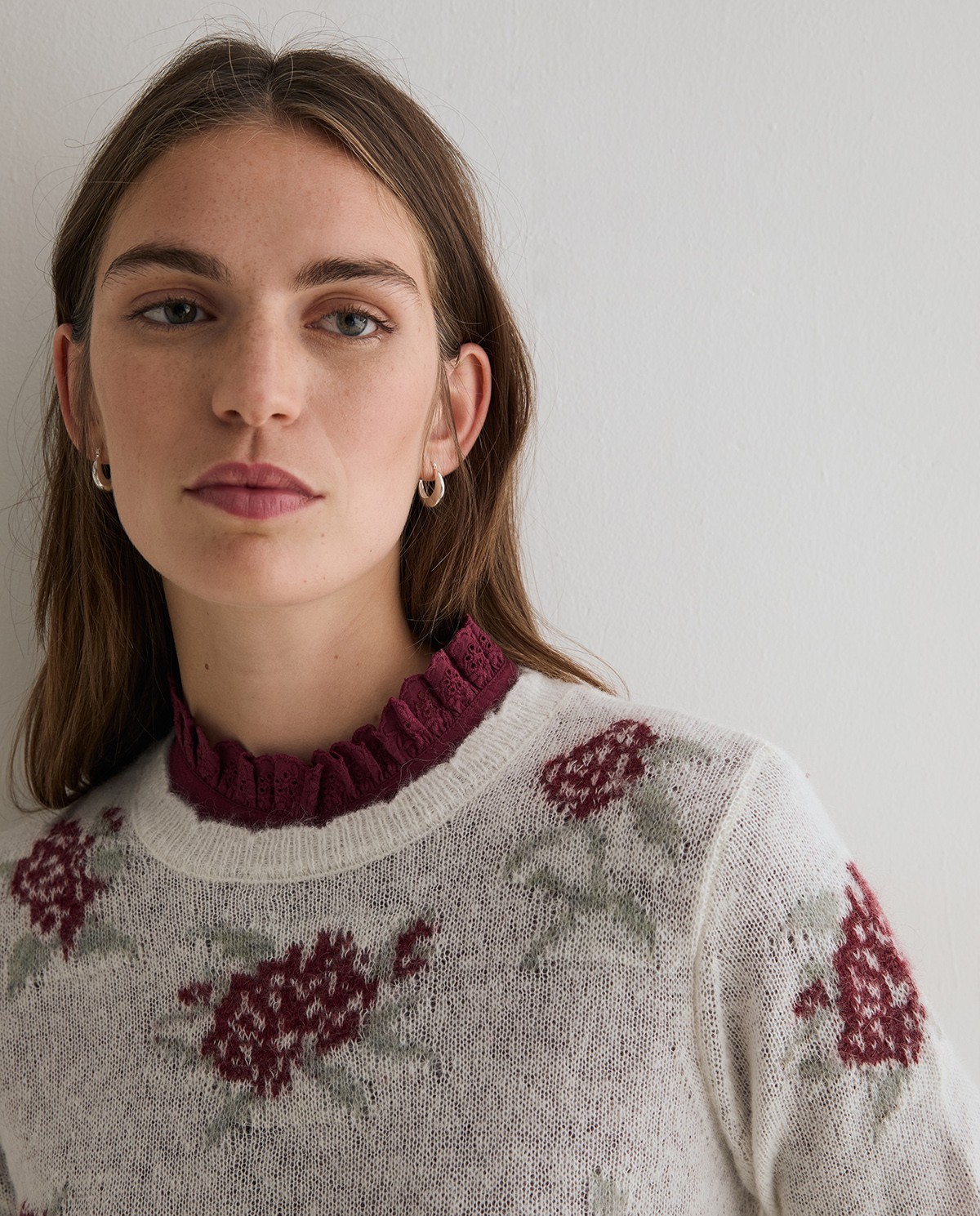 Jersey de punto crudo con flores multicolor, vista frontal con detalle del jacquard 1