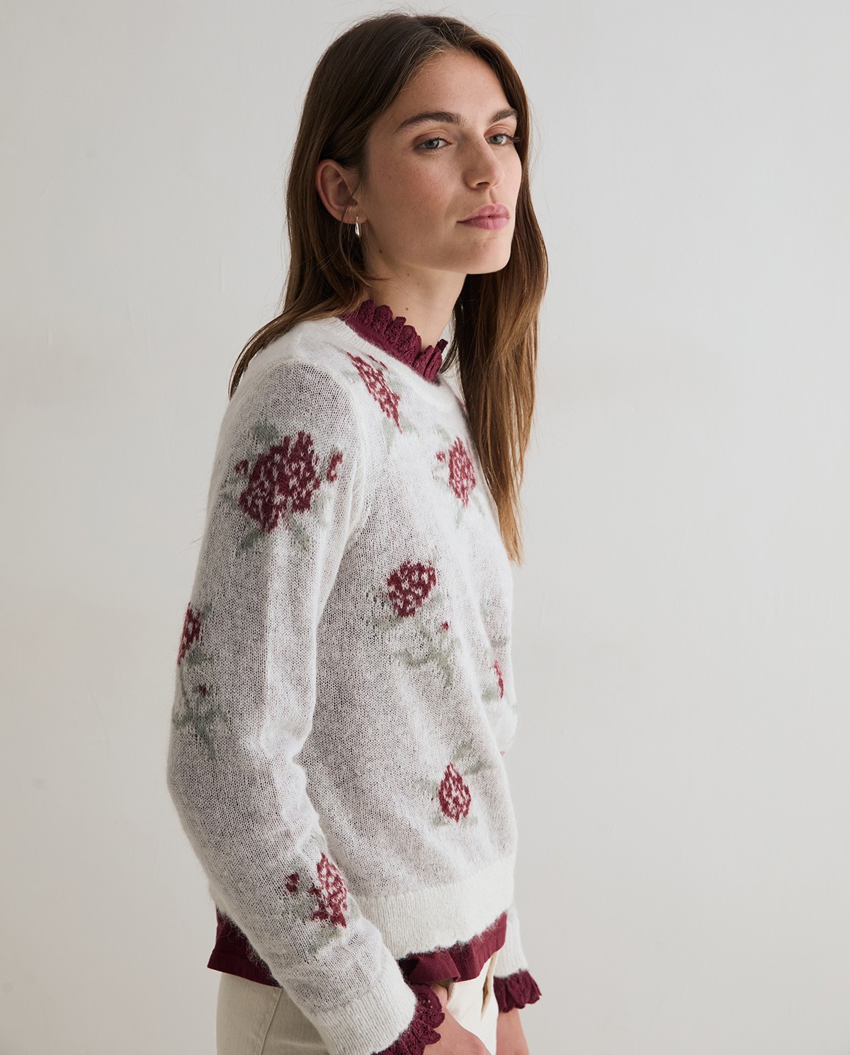 Jersey de punto crudo con flores multicolor, vista frontal con detalle del jacquard 2