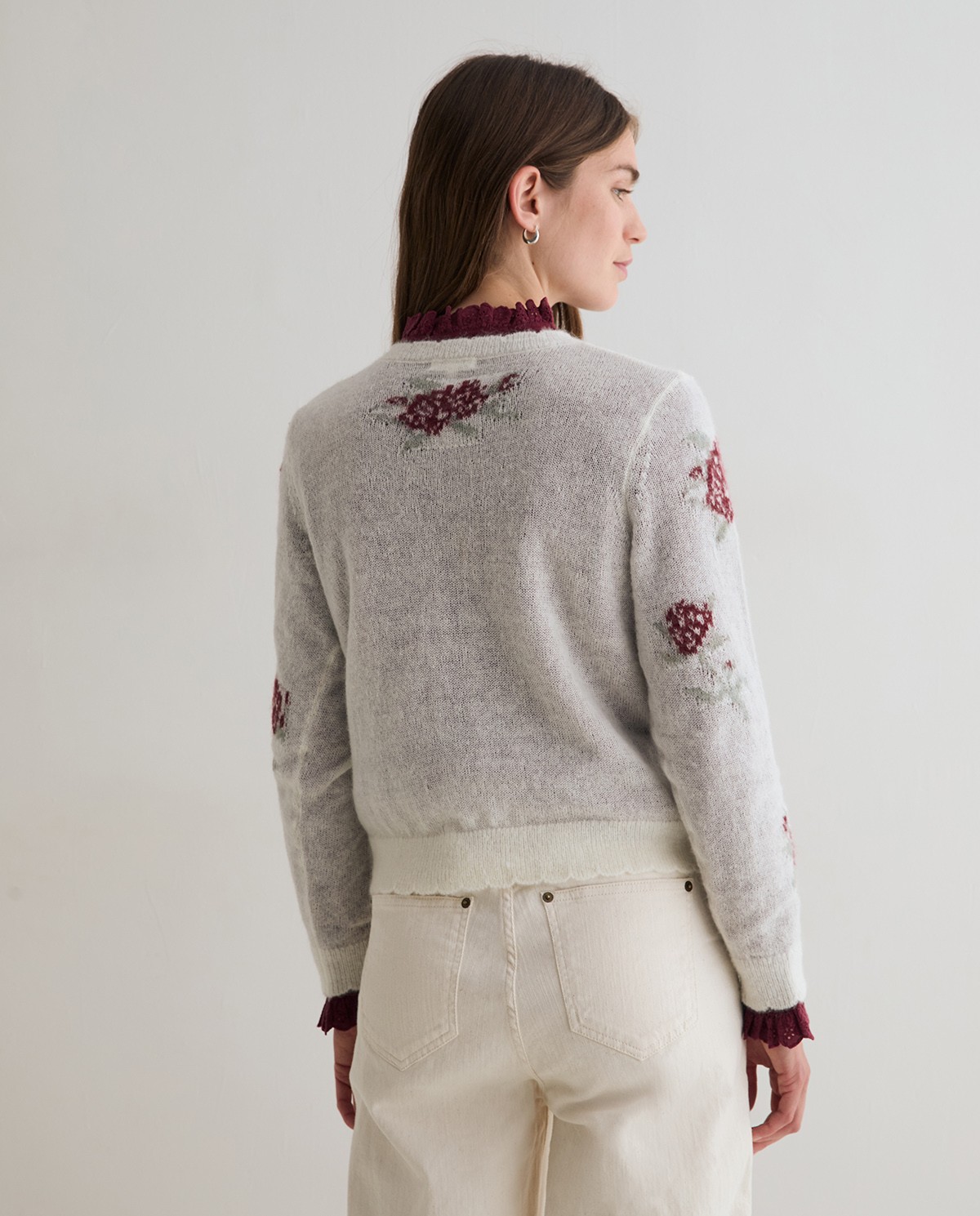 Jersey de punto crudo con flores multicolor, vista frontal con detalle del jacquard 3