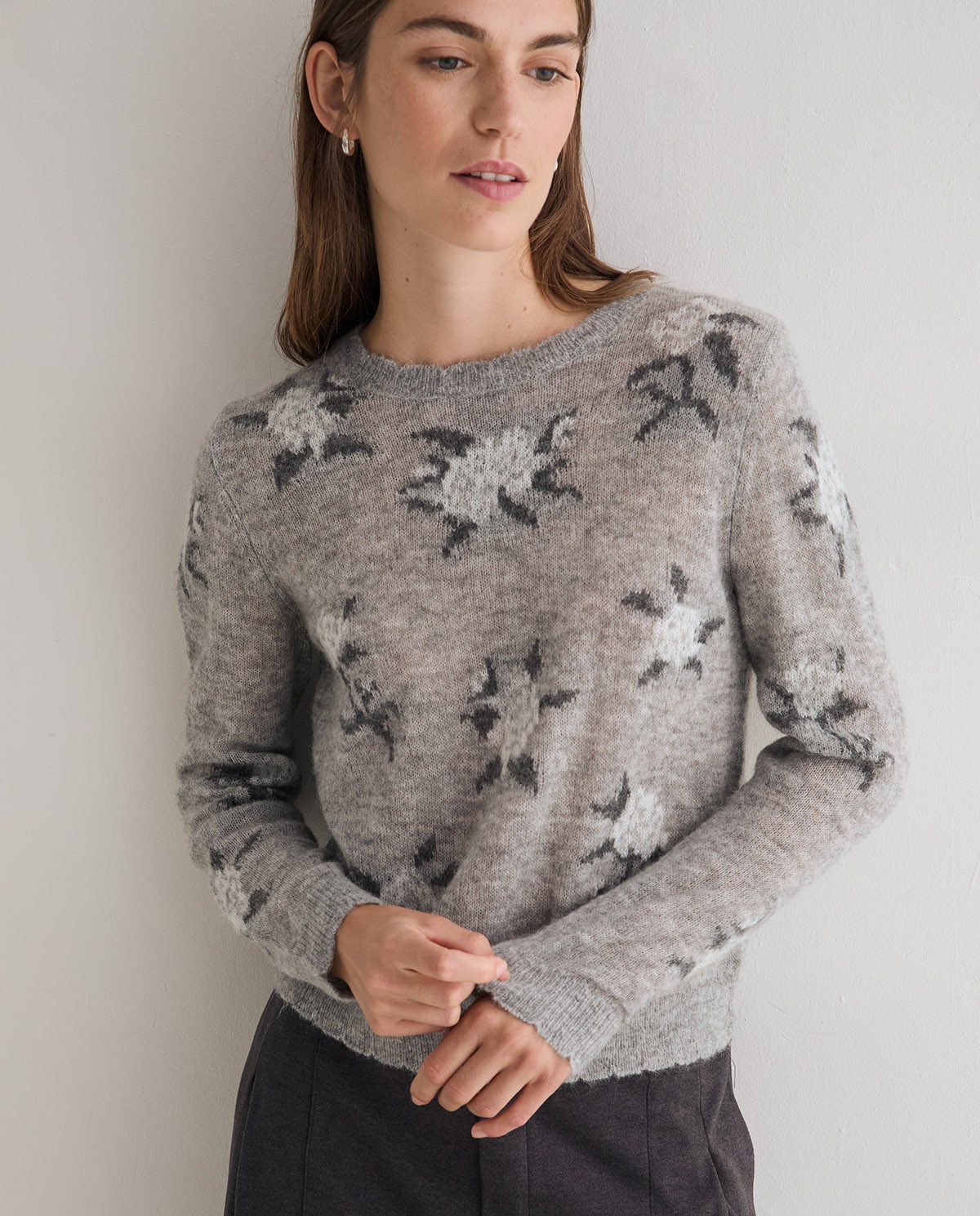 Jersey de punto gris con flores blancas, vista frontal con detalle del jacquard