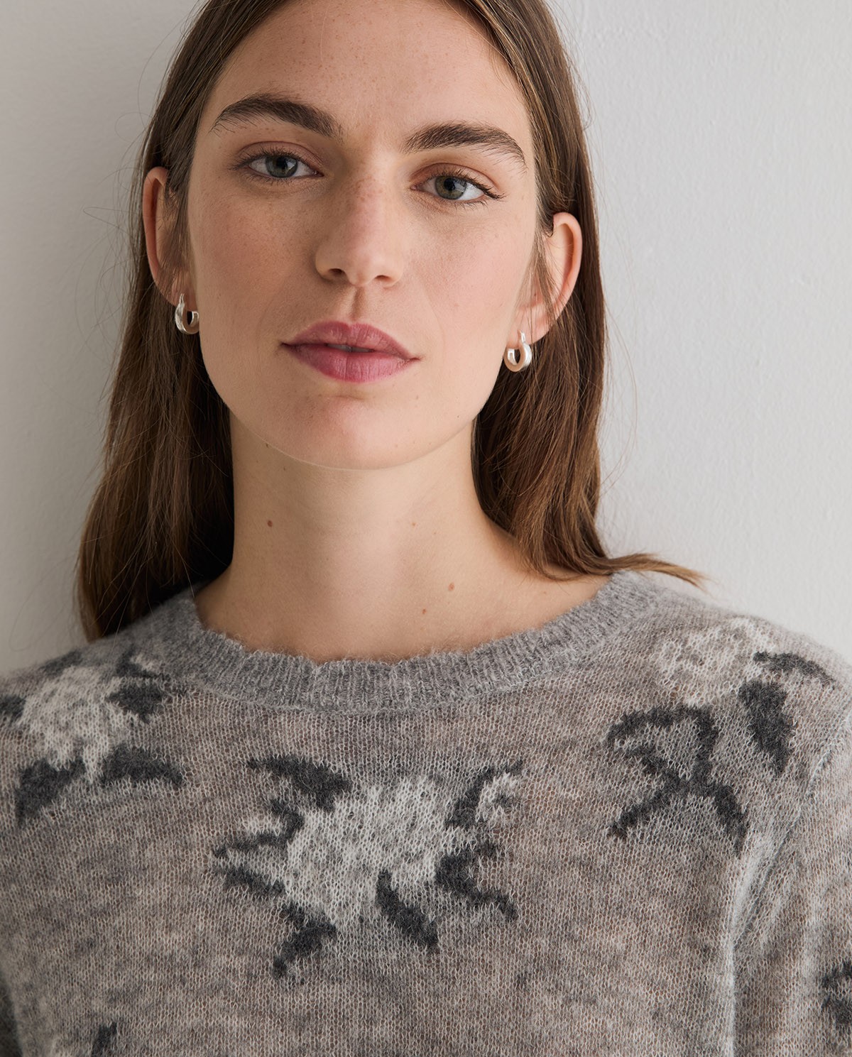 Jersey de punto gris con flores blancas, vista frontal con detalle del jacquard 1