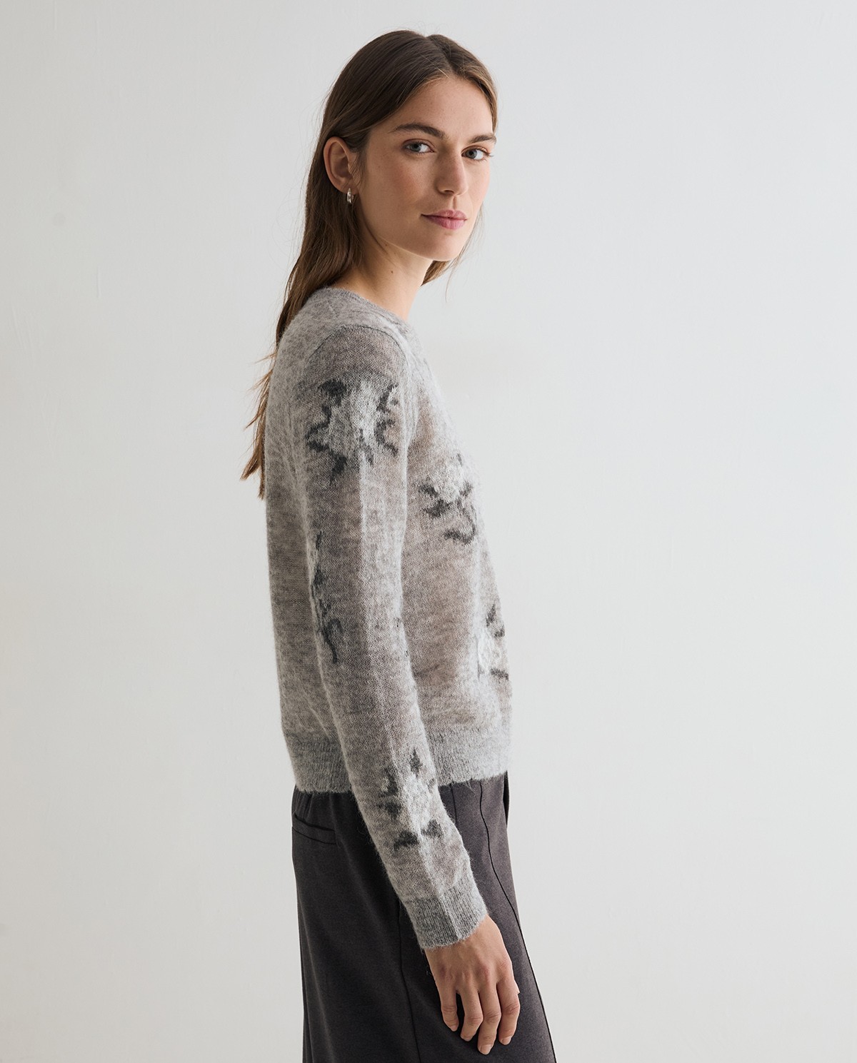 Jersey de punto gris con flores blancas, vista frontal con detalle del jacquard 2