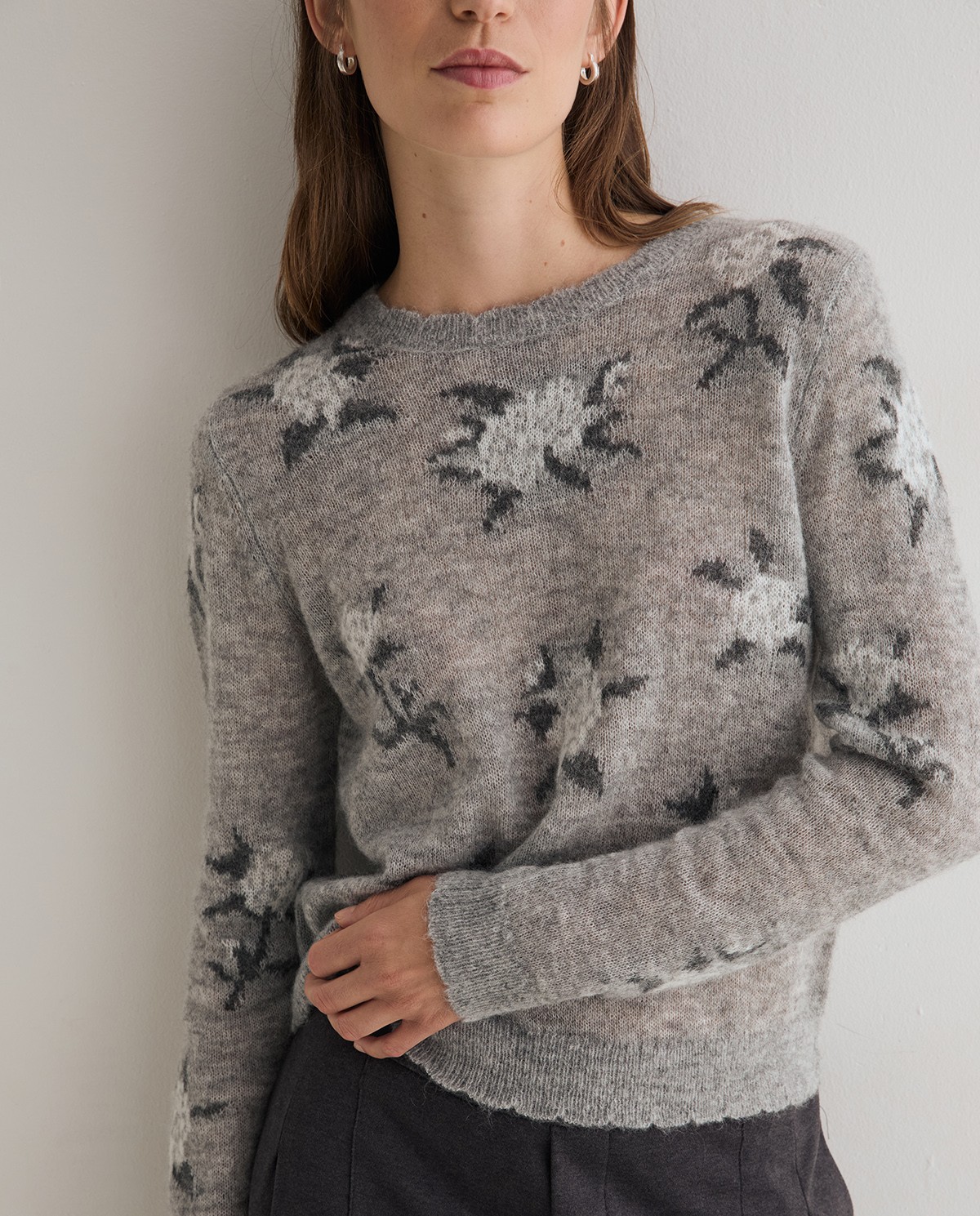 Jersey de punto gris con flores blancas, vista frontal con detalle del jacquard 4
