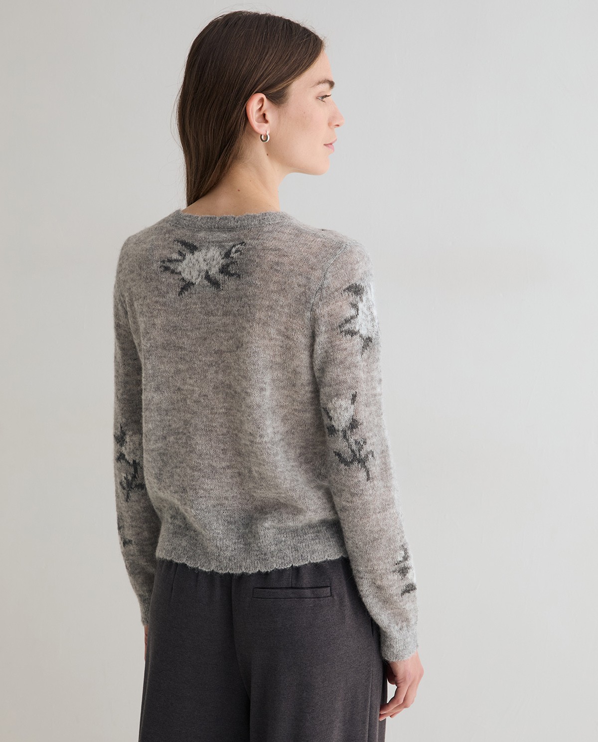 Jersey de punto gris con flores blancas, vista frontal con detalle del jacquard 3