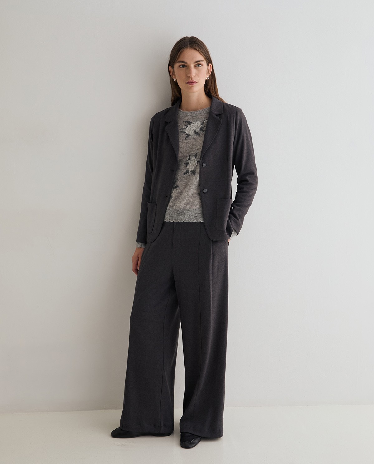 Jersey de punto gris con flores blancas, vista frontal con detalle del jacquard 6