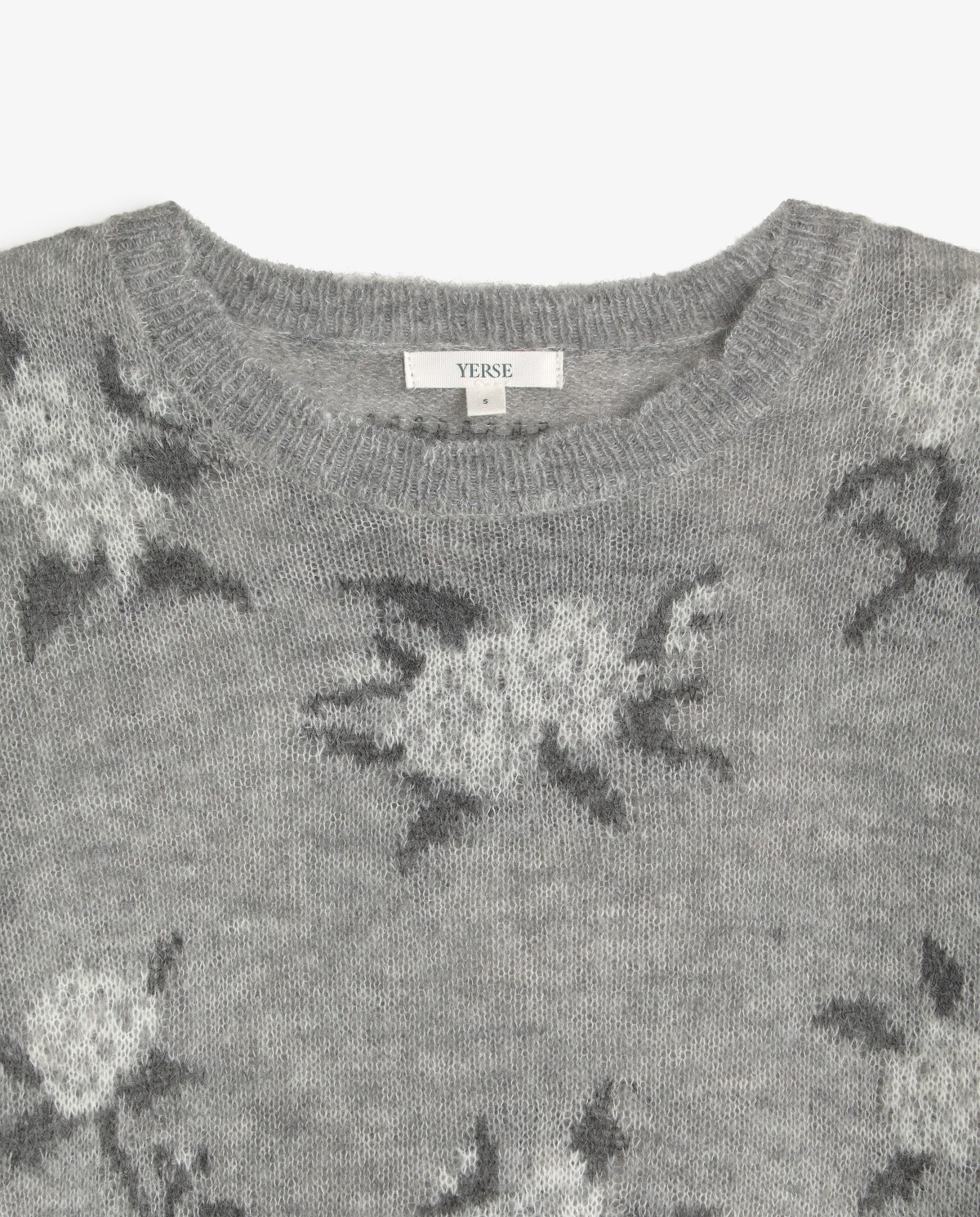 Jersey de punto gris con flores blancas, vista frontal con detalle del jacquard 8