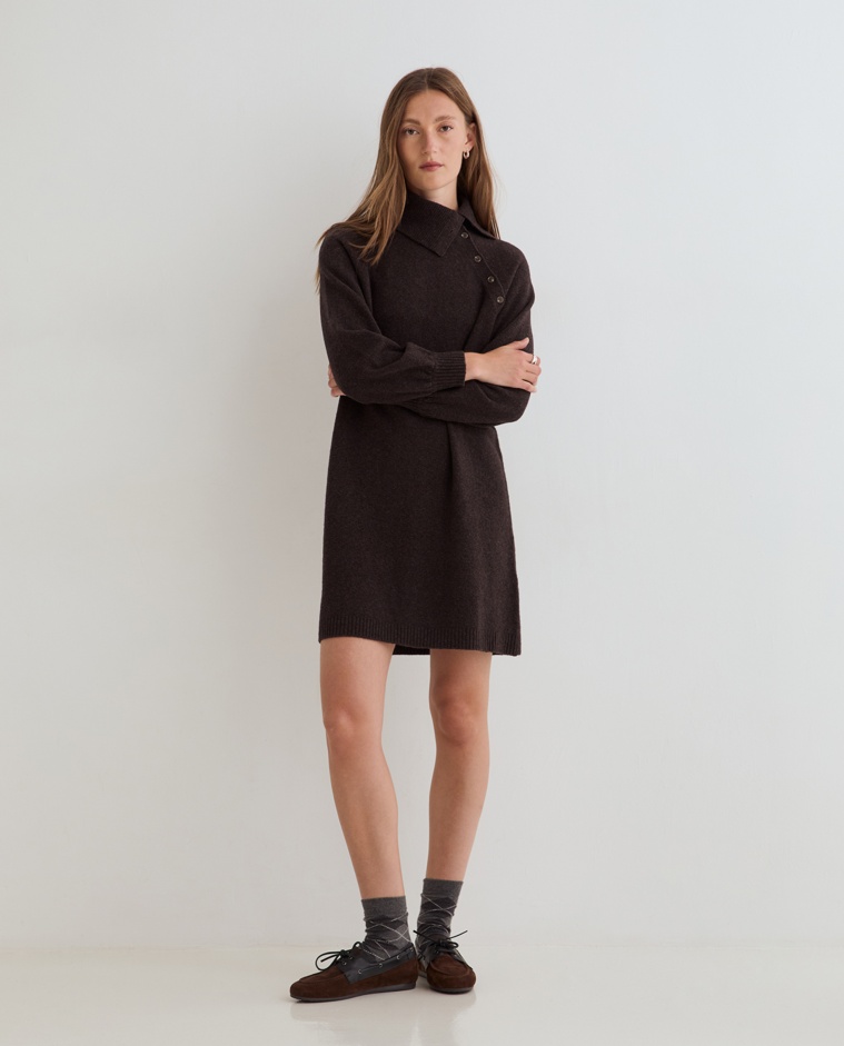 Vestido corto de punto marrón oscuro