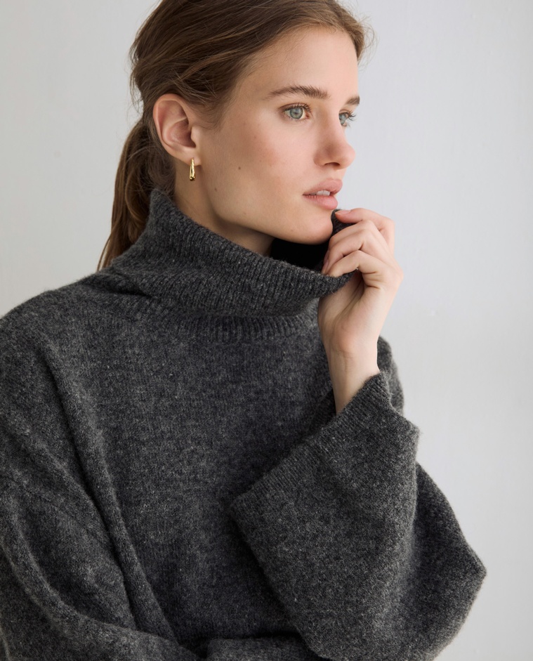 Jersey cuello alto oversize gris oscuro