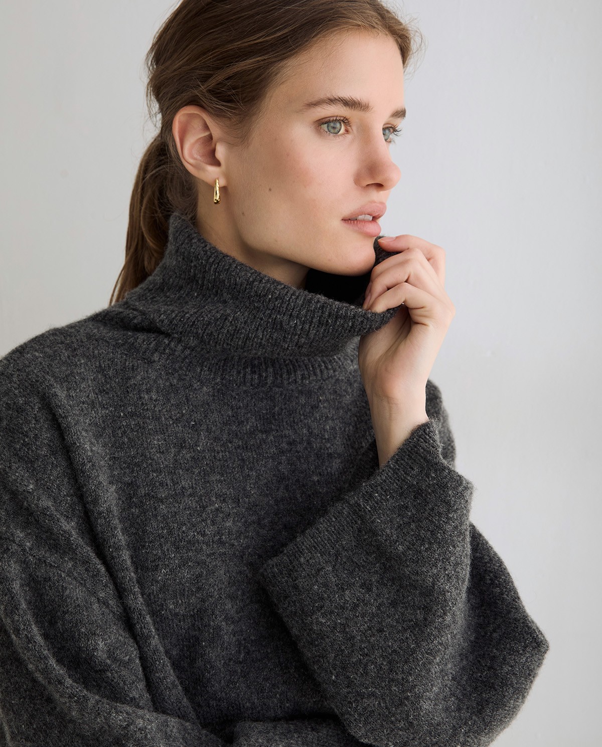Jersey cuello alto oversize gris oscuro