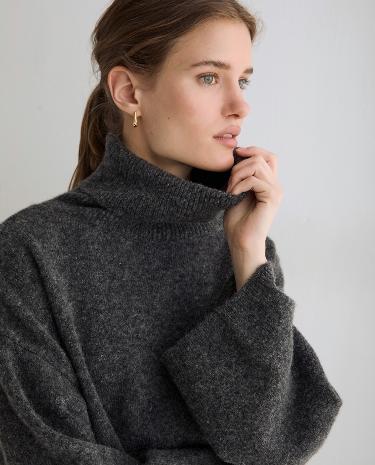 Jersey cuello alto oversize gris oscuro
