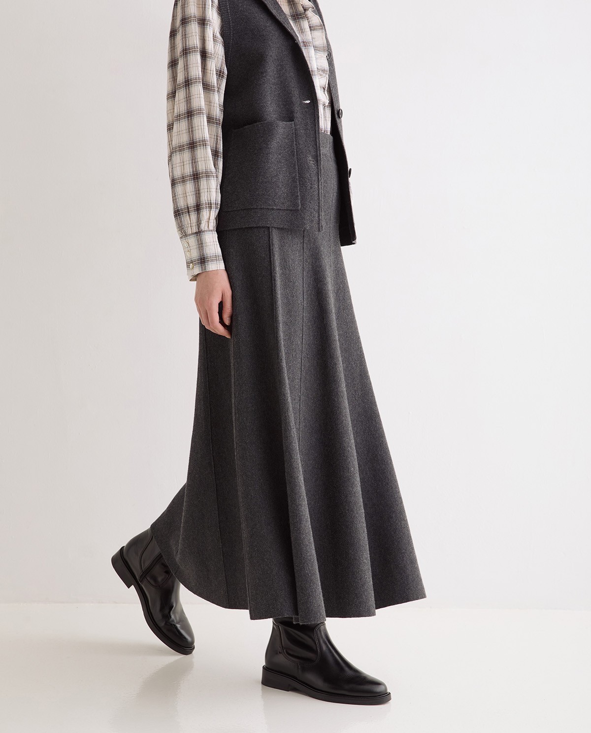 Falda midi de punto gris oscuro | YERSE 1