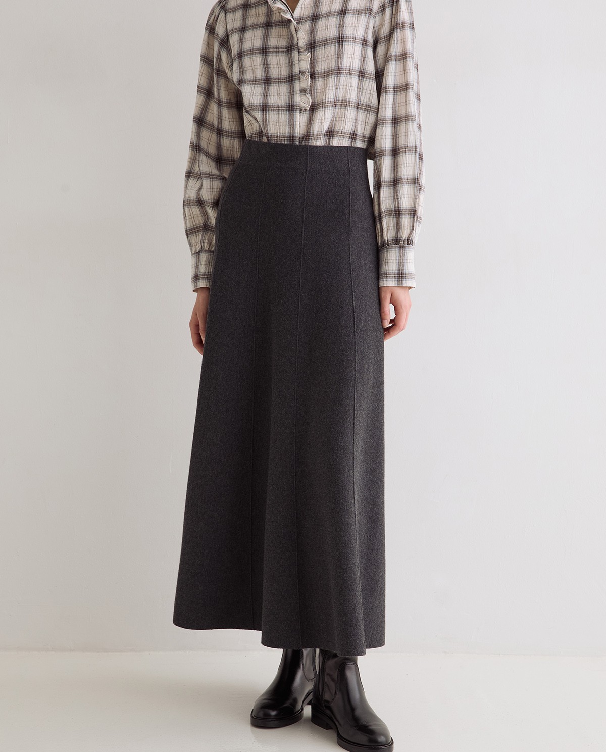 Falda midi de punto gris oscuro | YERSE 3