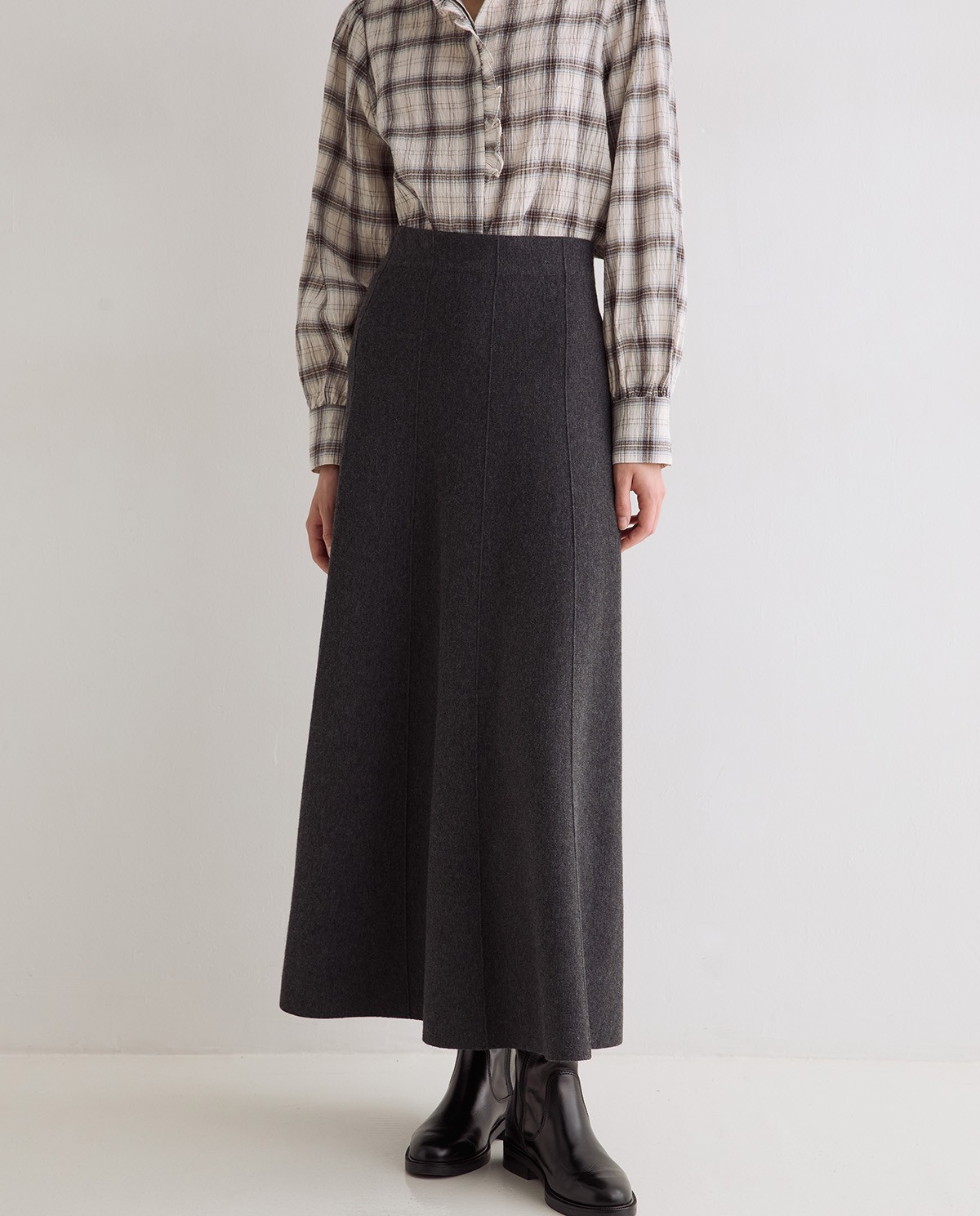 Falda midi de punto gris oscuro | YERSE 3