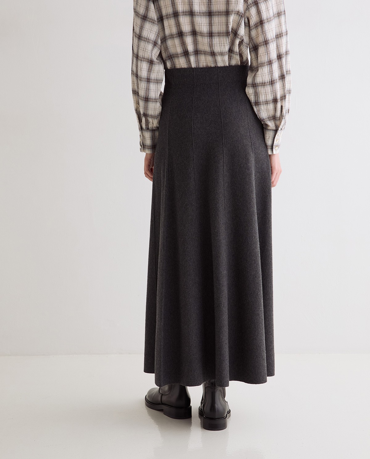 Falda midi de punto gris oscuro | YERSE 4