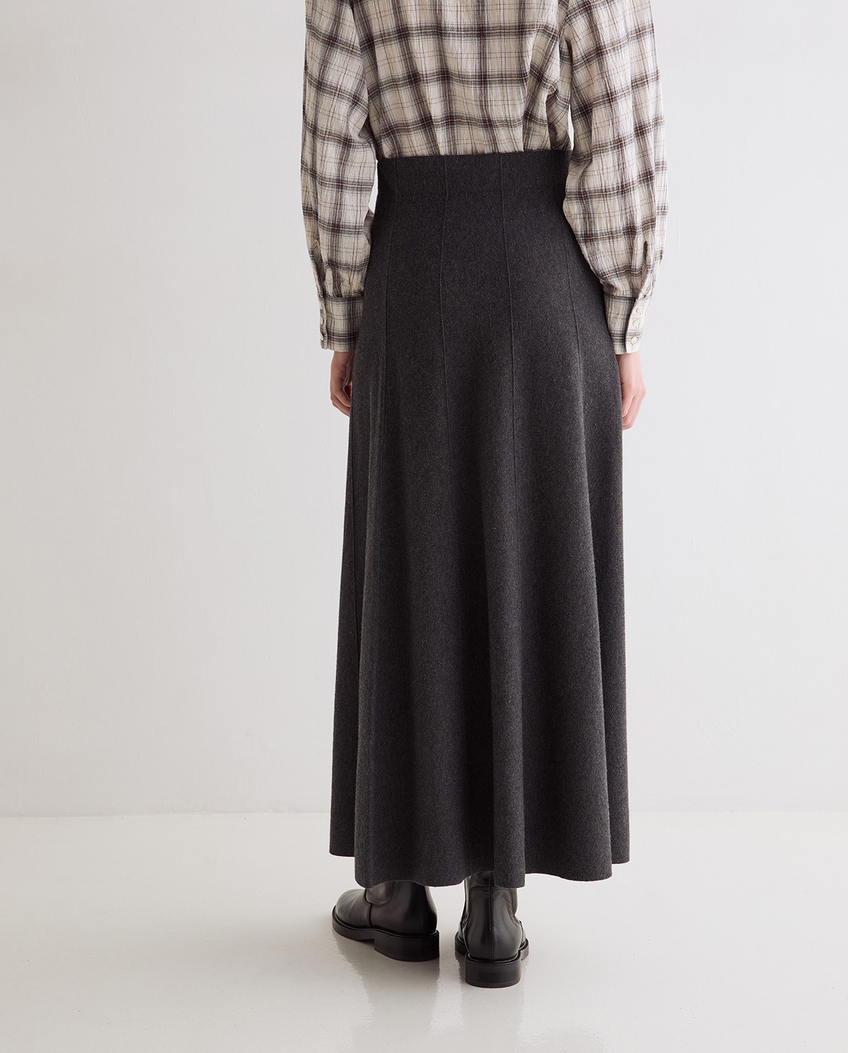 Falda midi de punto gris oscuro | YERSE 4