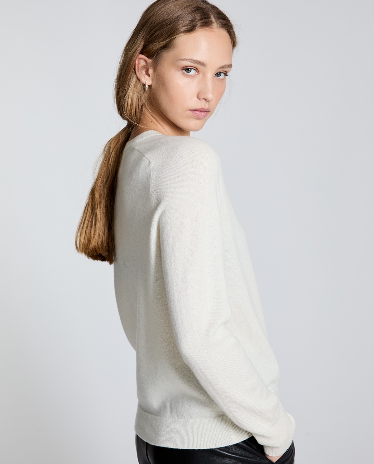 Jersey de cashmere cuello redondo crudo 2