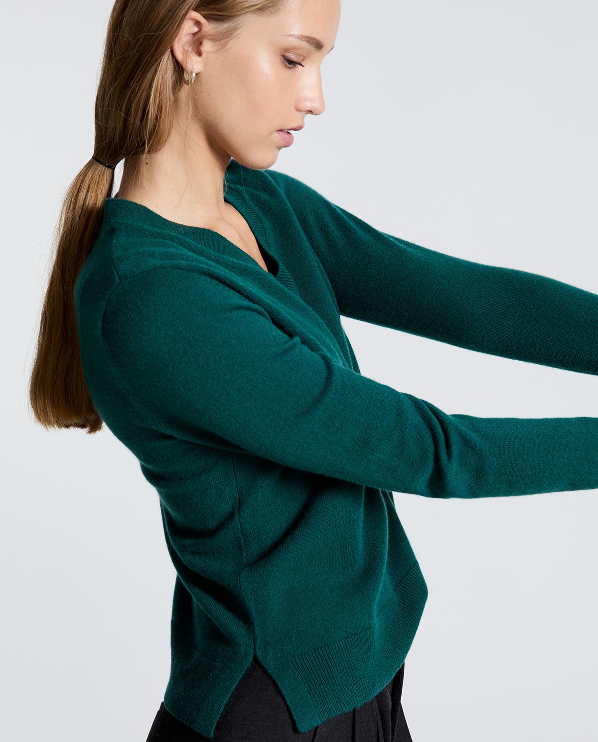 Jersey de cashmere cuello pico verde 2