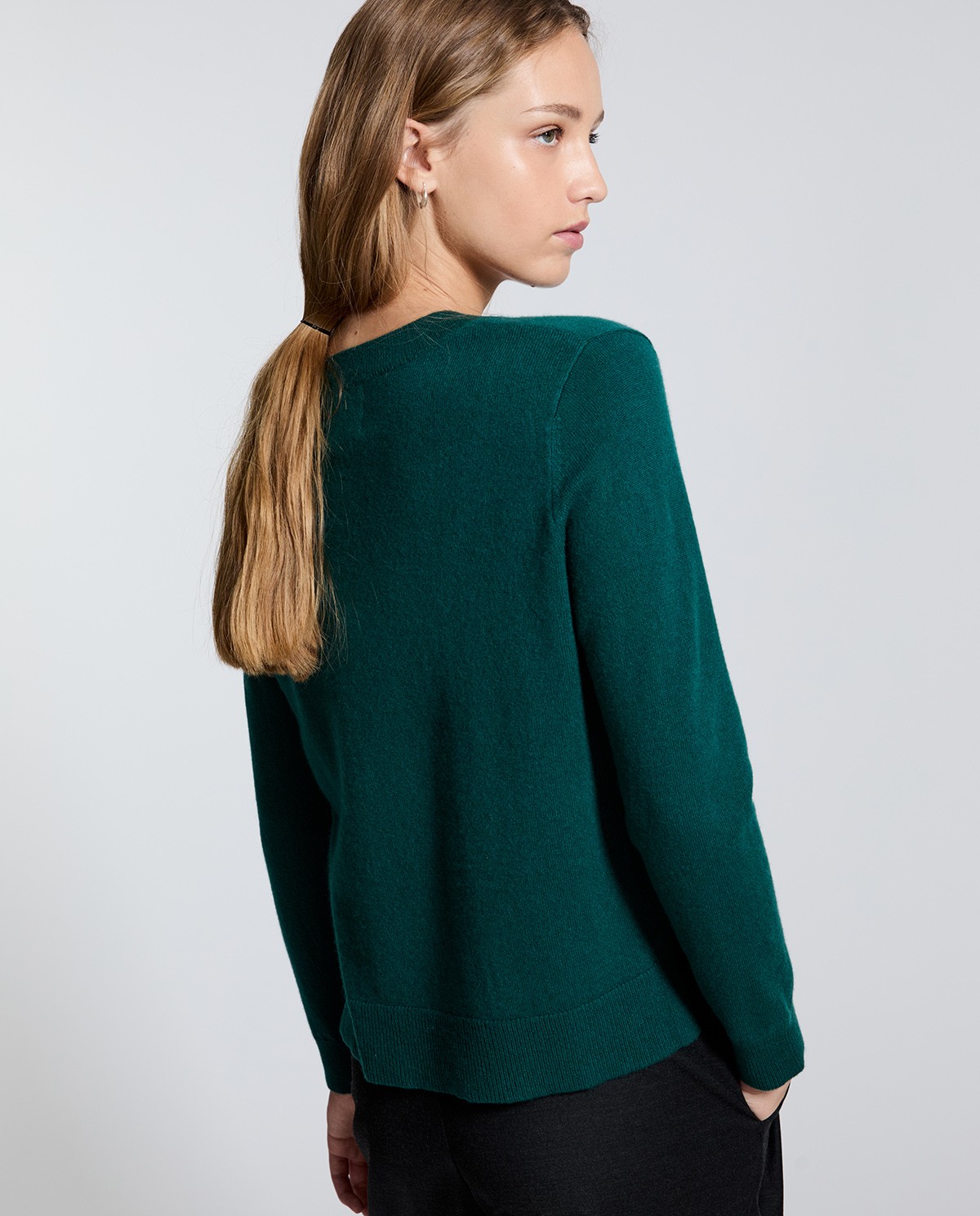 Jersey de cashmere cuello pico verde 3