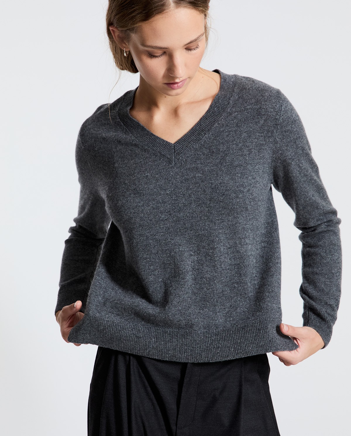 Jersey de cashmere cuello pico gris 1