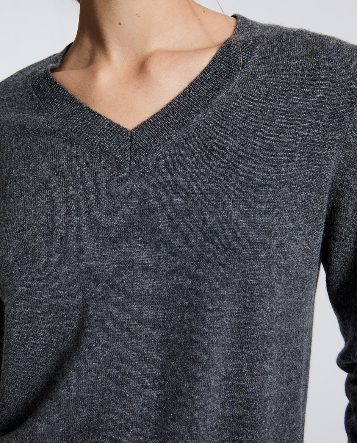 Jersey de cashmere cuello pico gris 3