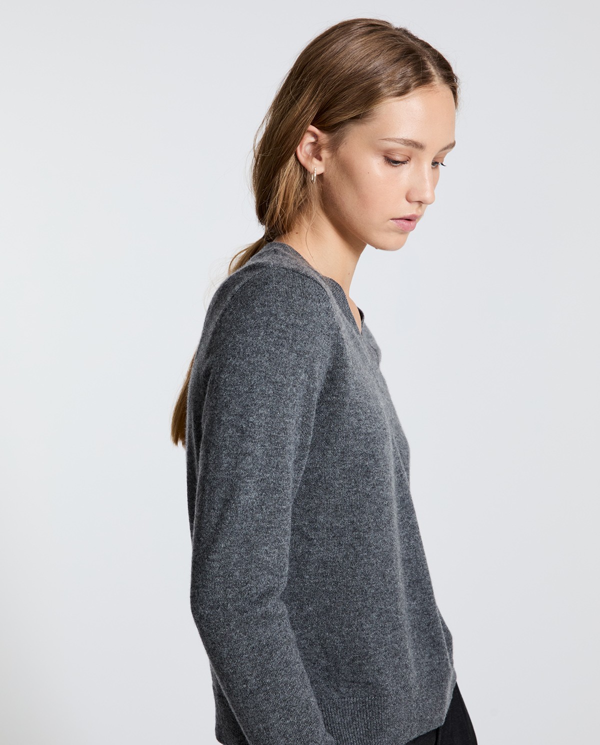 Jersey de cashmere cuello pico gris 4