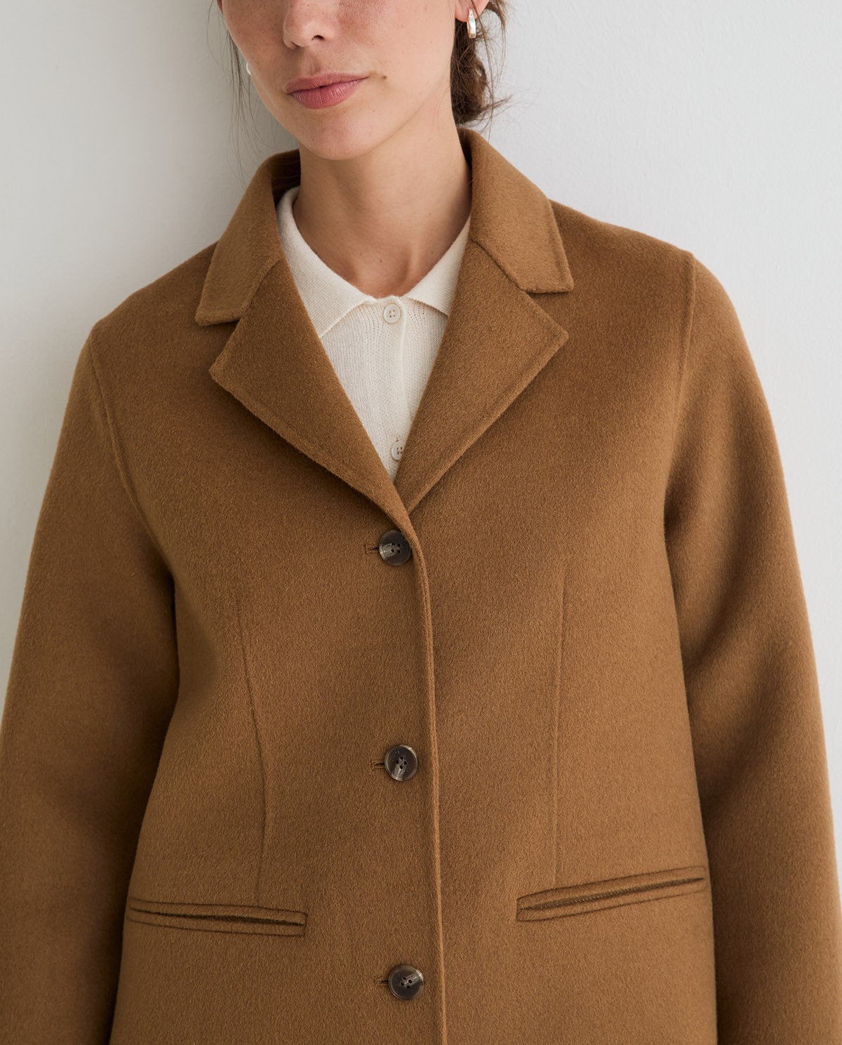 Abrigo midi de lana en color camel 3