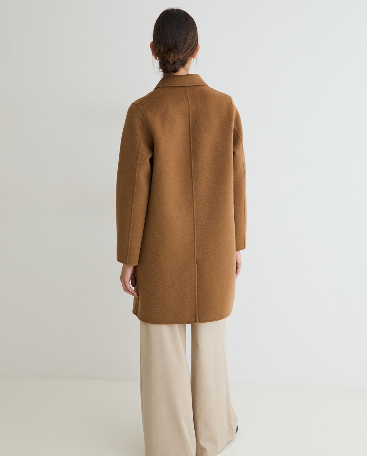 Abrigo midi de lana en color camel 4