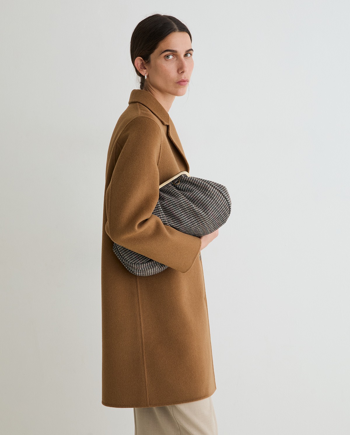 Abrigo midi de lana en color camel 5