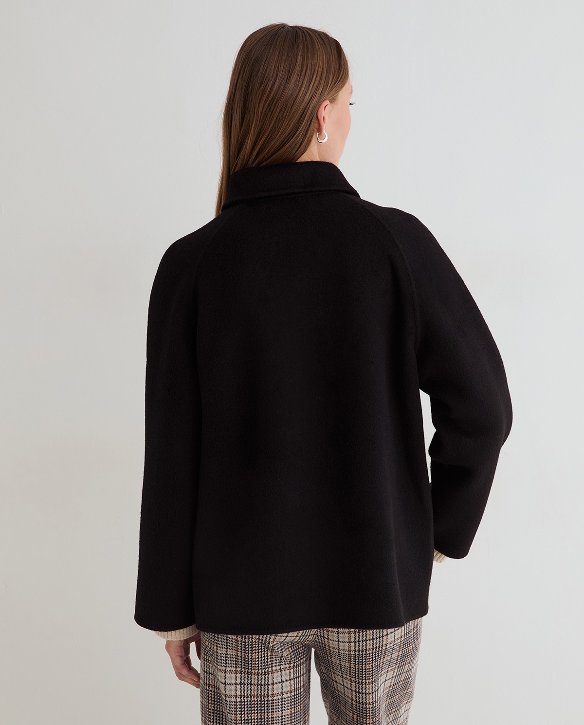Abrigo handmade de lana con cuello chimenea negro 6
