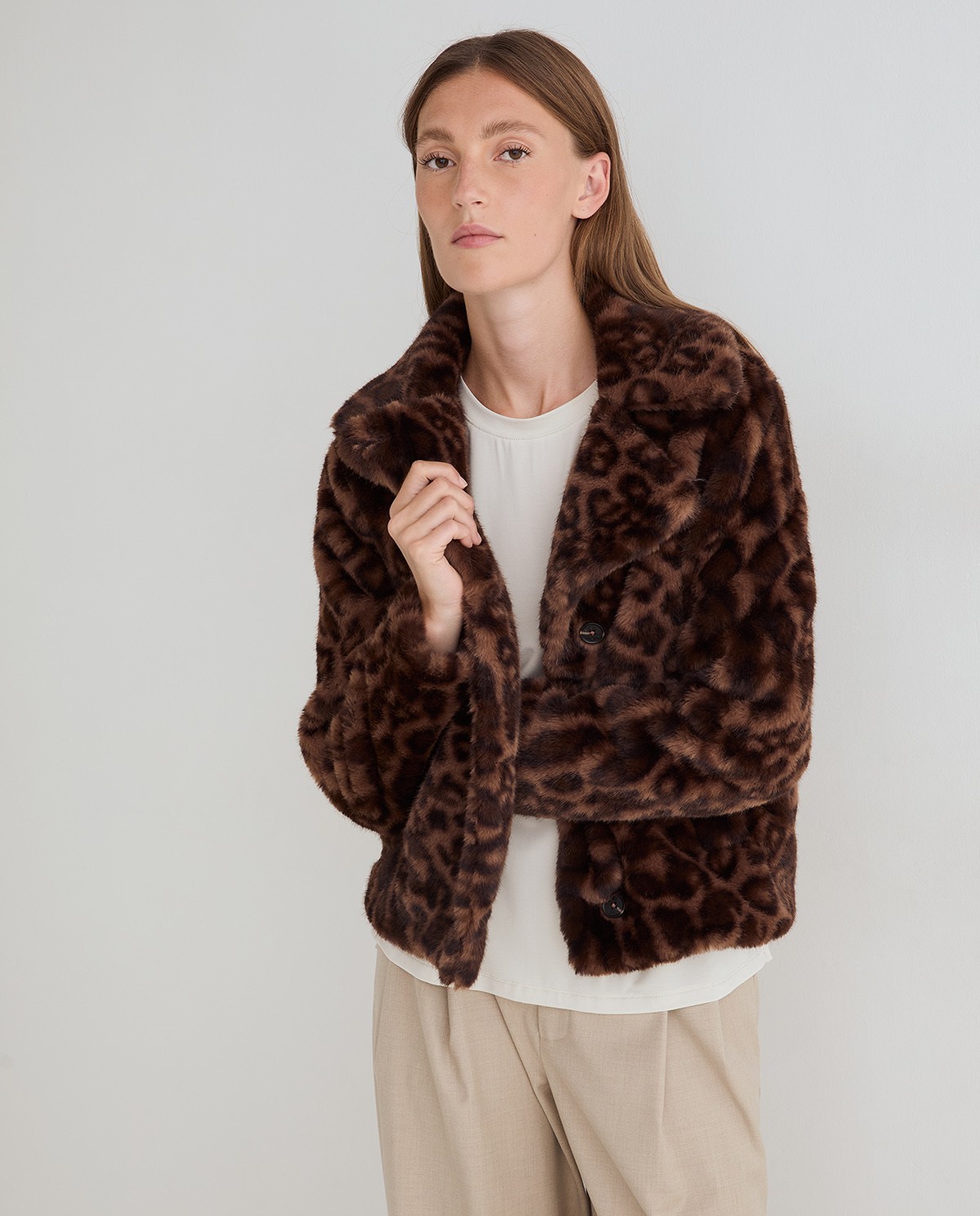 Abrigo corto efecto pelo print leopardo