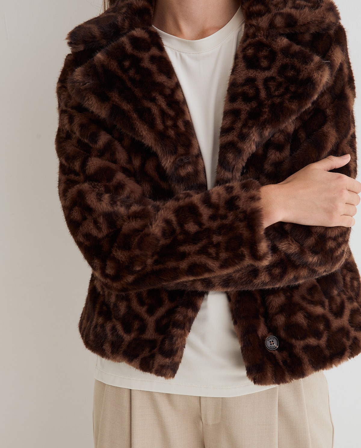 Abrigo corto efecto pelo print leopardo 3