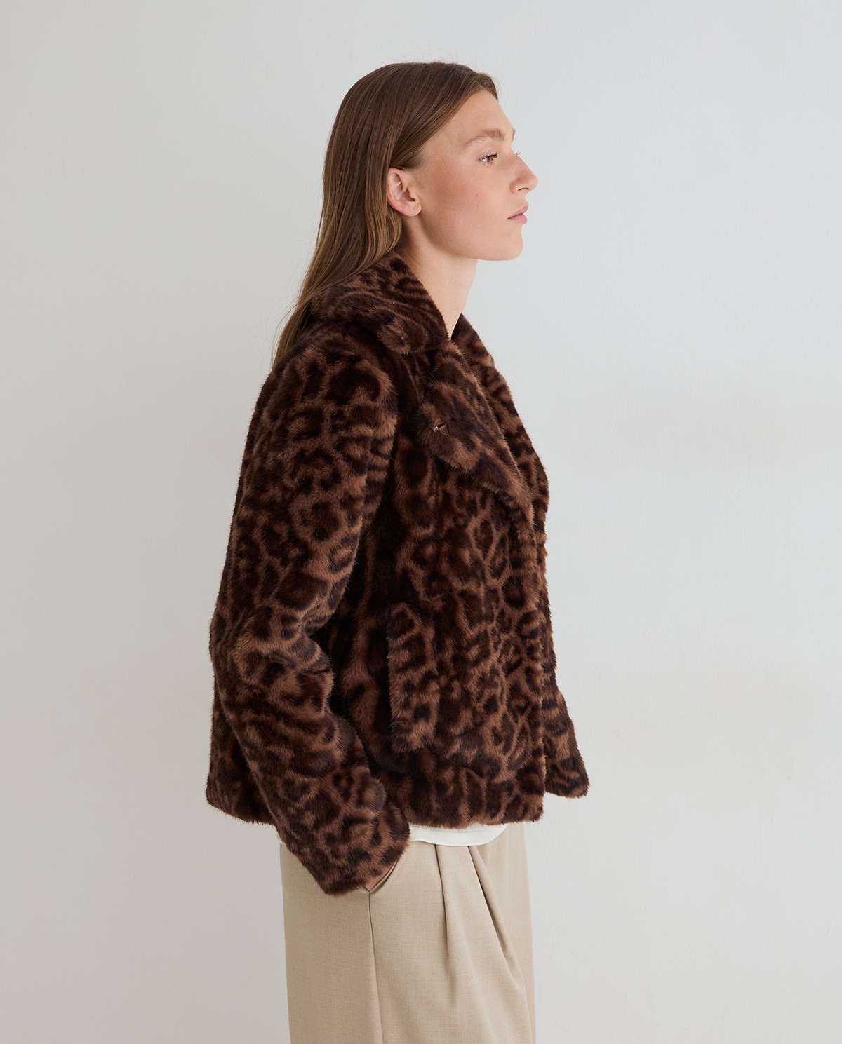 Abrigo corto efecto pelo print leopardo 2