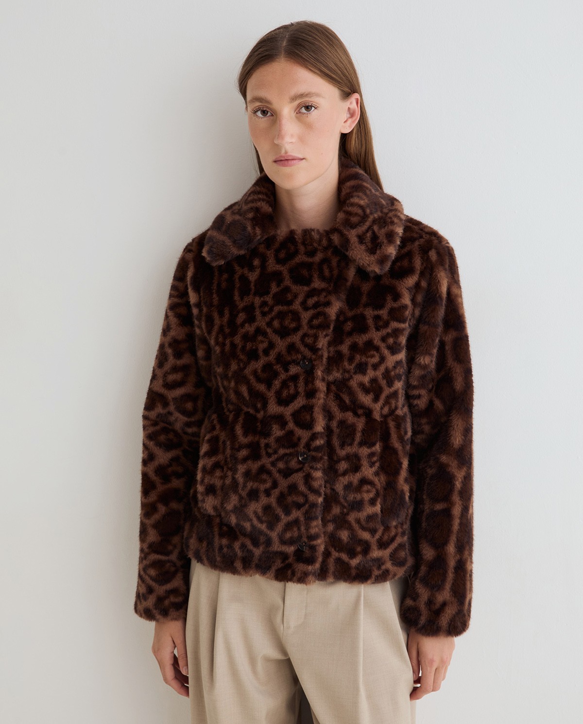 Abrigo corto efecto pelo print leopardo 4