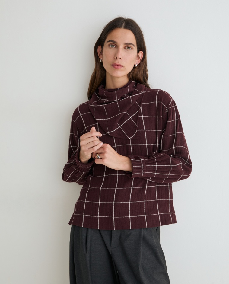 Camisa de cuadros en tonos burdeos con pañuelo