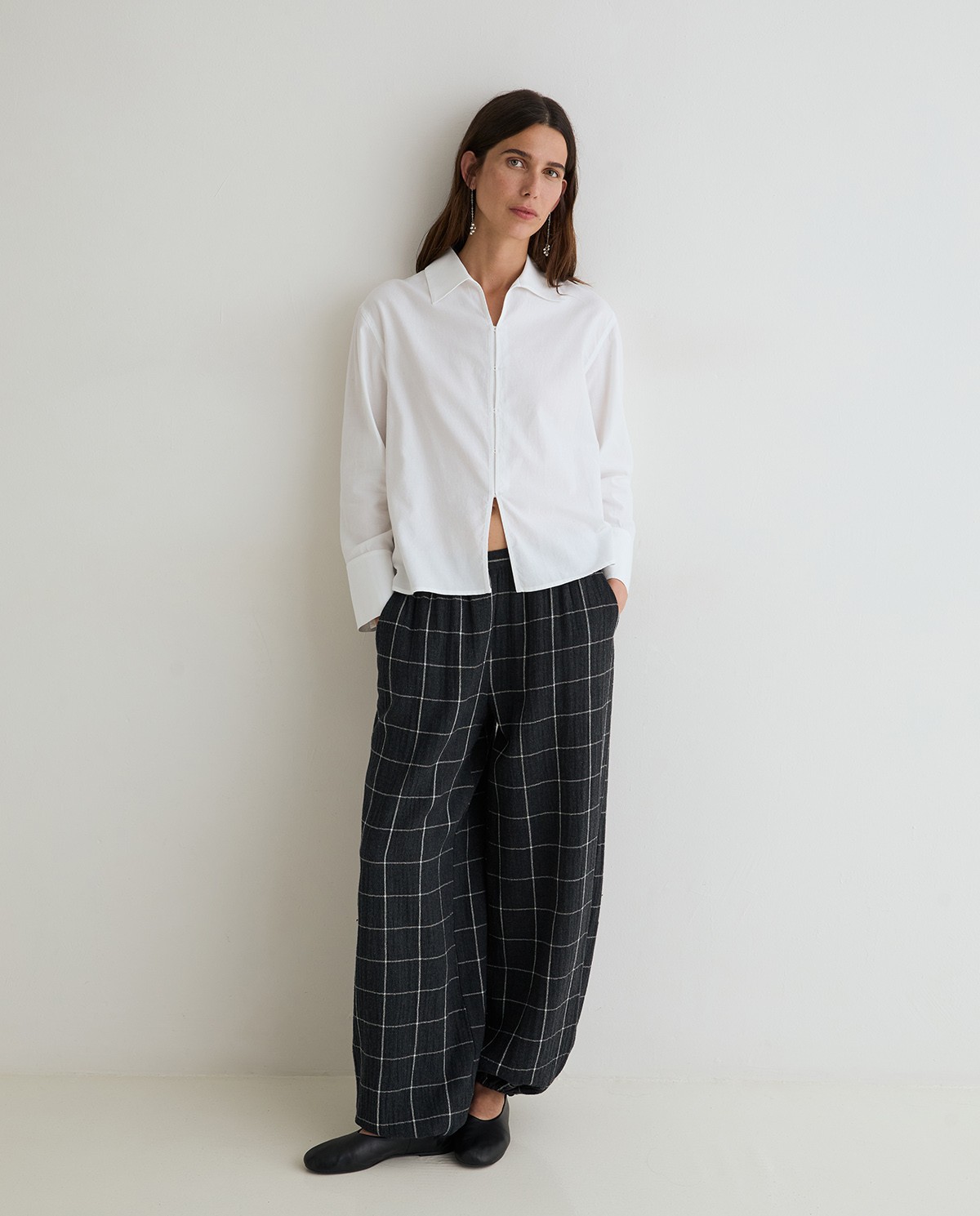 Pantalón bombacho de cuadros en gris oscuro