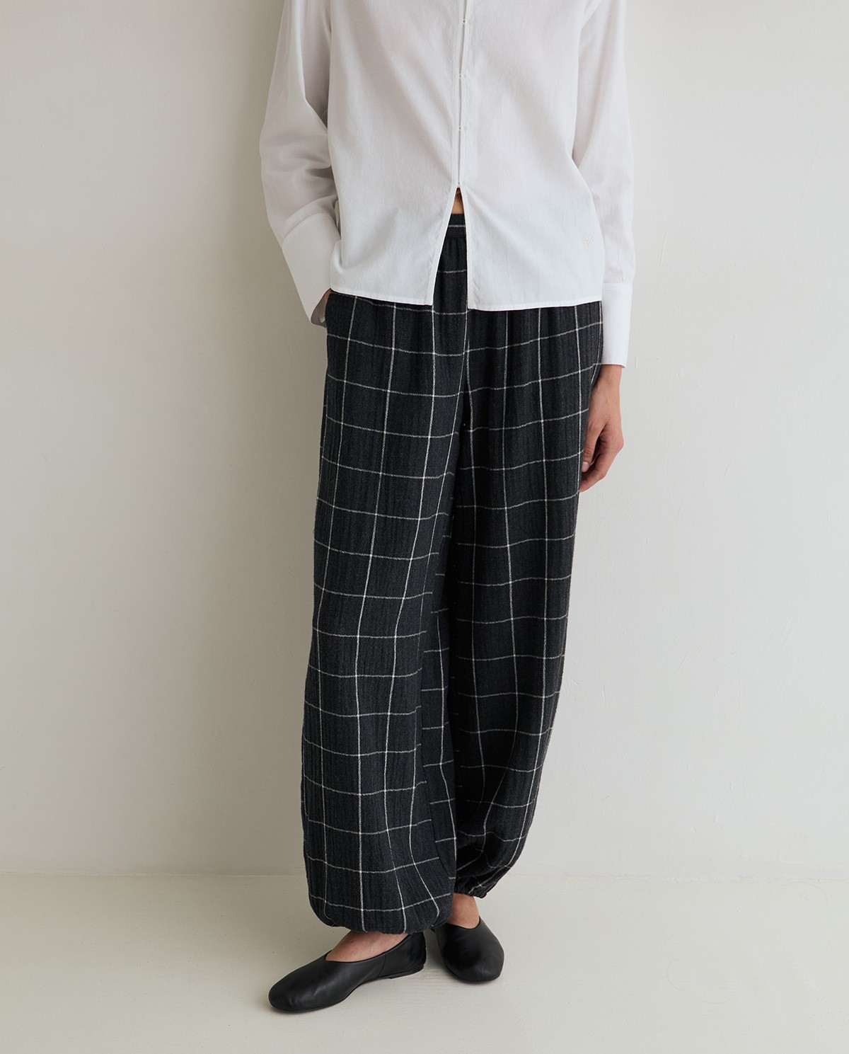 Pantalón bombacho de cuadros en gris oscuro 1