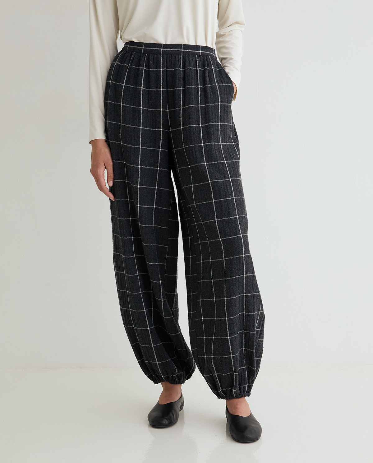 Pantalón bombacho de cuadros en gris oscuro 3