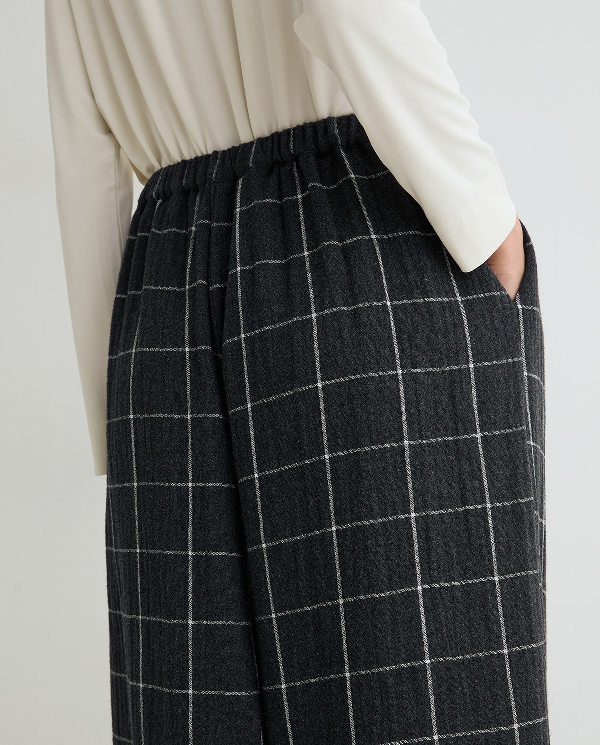 Pantalón bombacho de cuadros en gris oscuro 5