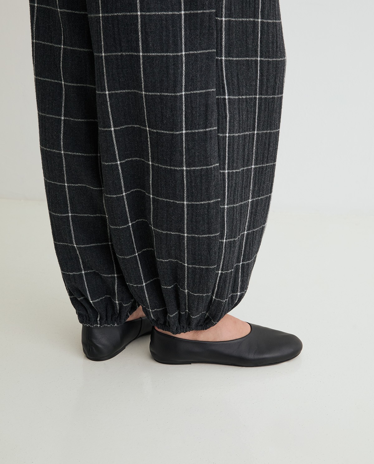 Pantalón bombacho de cuadros en gris oscuro 4