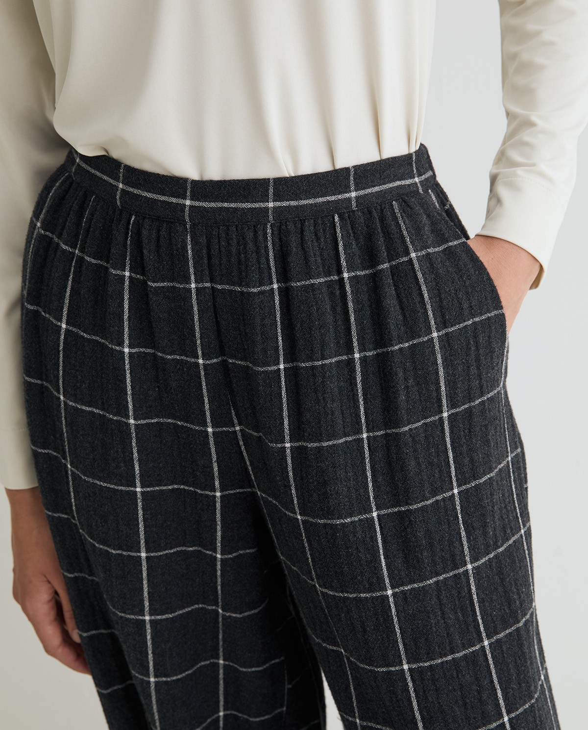 Pantalón bombacho de cuadros en gris oscuro 2
