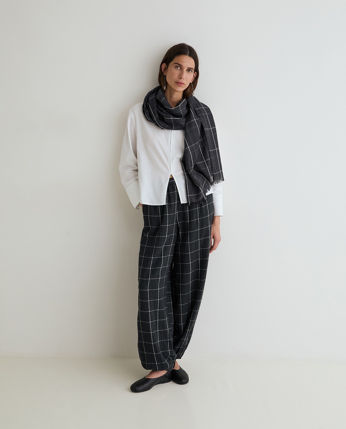 Pantalón bombacho de cuadros en gris oscuro 6