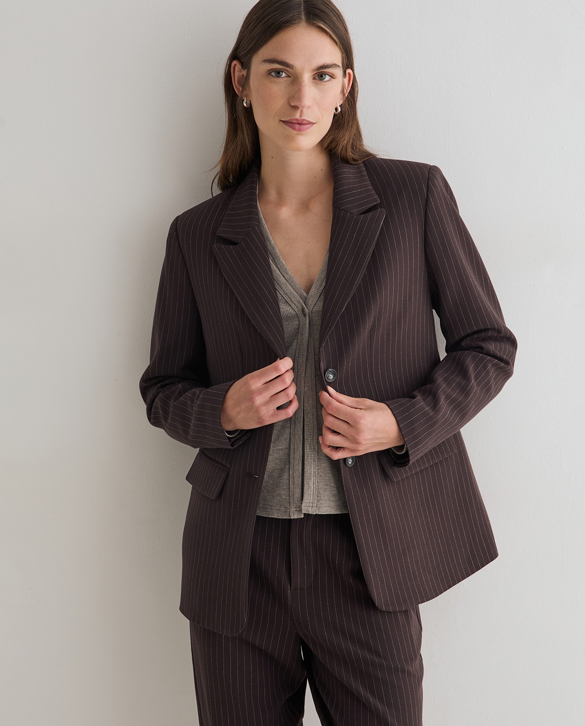 Americana de traje con raya diplomática, vista frontal con detalle del tejido jacquard