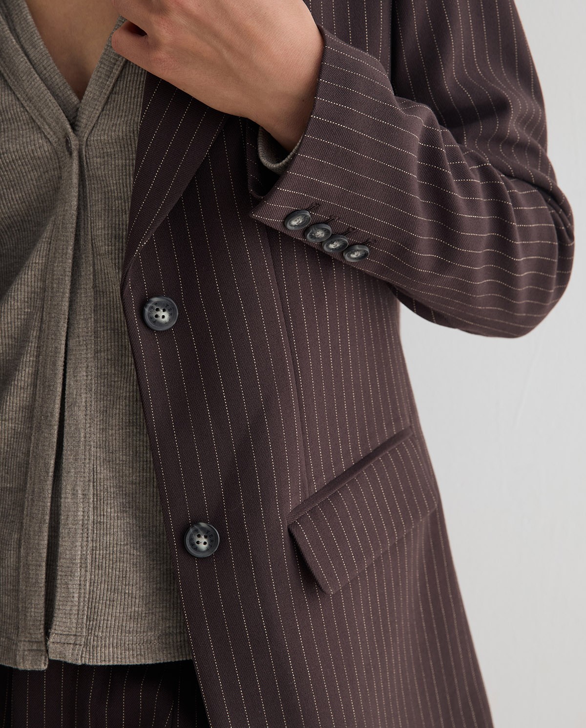 Americana de traje con raya diplomática, vista frontal con detalle del tejido jacquard 1