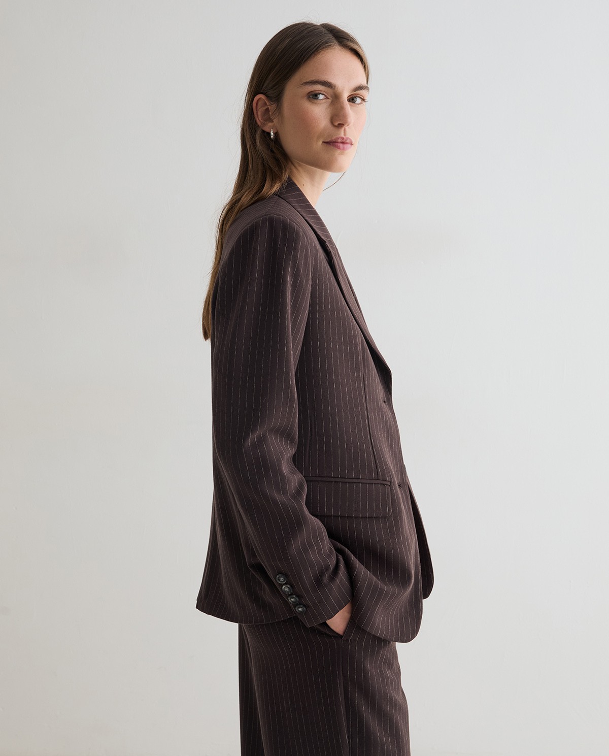 Americana de traje con raya diplomática, vista frontal con detalle del tejido jacquard 2