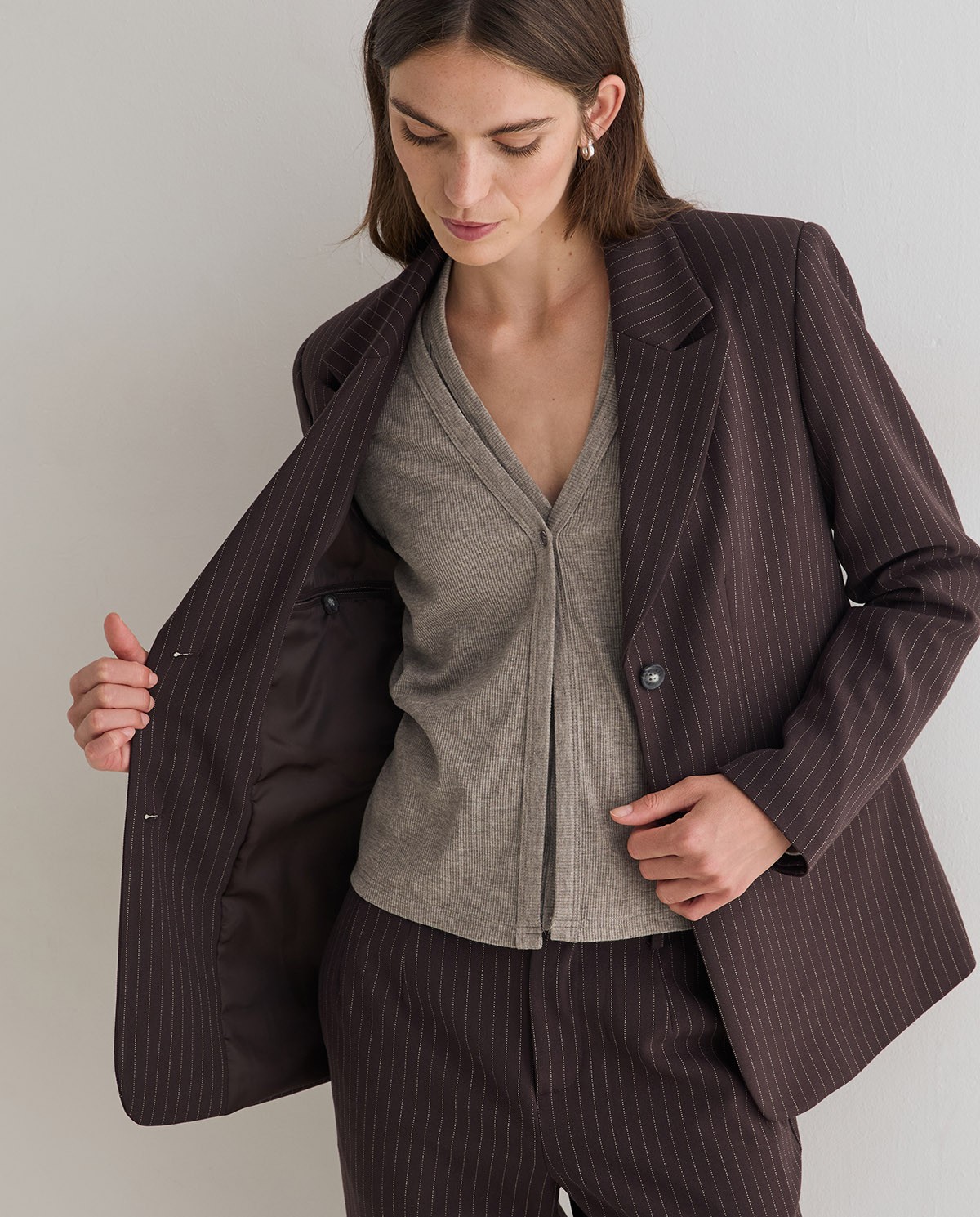 Americana de traje con raya diplomática, vista frontal con detalle del tejido jacquard 3